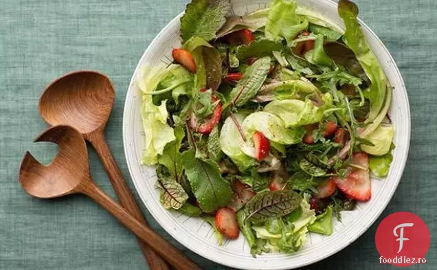 Salată verde cu vinaigret Balsamic de căpșuni