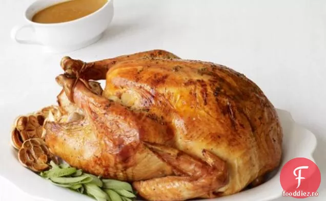 Prăjiți curcan cu usturoi, salvie și fenicul