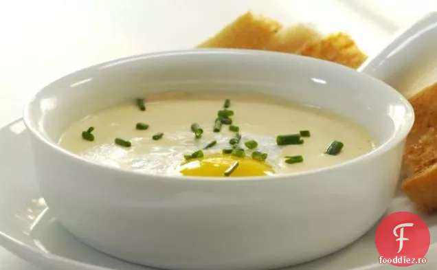 Fondue cremoasă cu ou fiert și baghetă