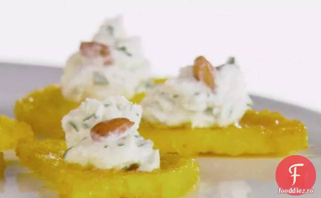 Polenta jumătate de lună cu brânză de capră bătută