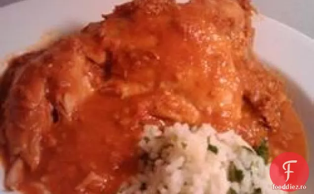 Pui cu sos roșu de Chile și cârnați (Pollo con Salsa Rojo y Chorizo)