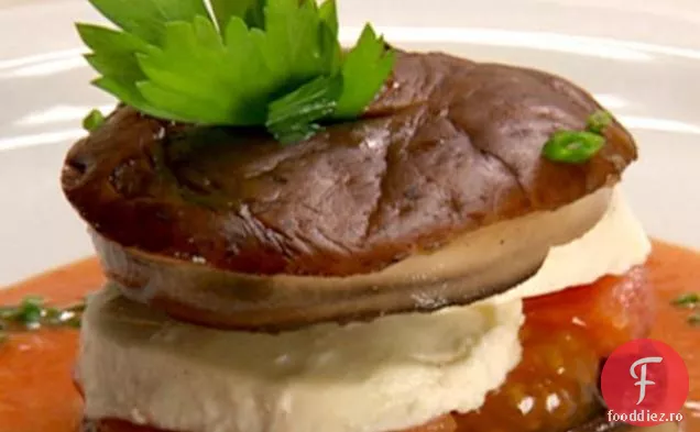 Napoleon de legume cu ciuperci Portobello la grătar și Bisque de busuioc de roșii