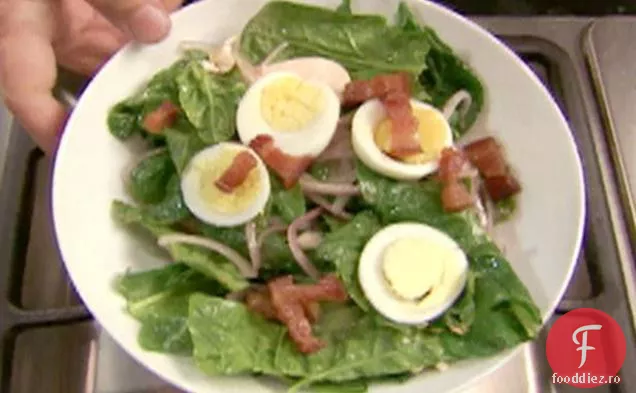 Salată de spanac cu pansament cald cu slănină