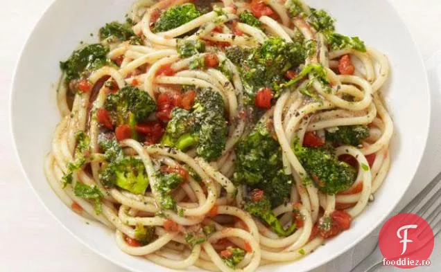 Paste cu Broccoli prăjite și sos de migdale-roșii