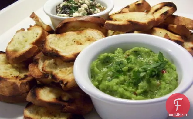 Fasole Fava pură cu măsline vindecate cu ulei, feta franceză și Crostini