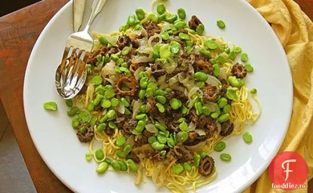 Saut Favas Și Moreluri Cu Confit De Ceapă Și Linguine Proaspete