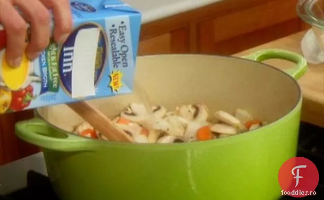 Tocană de pui cu găluște de pătrunjel