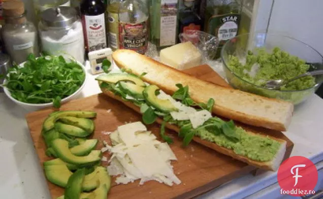 Sandviș Cu Fasole, Avocado Și Pecorino