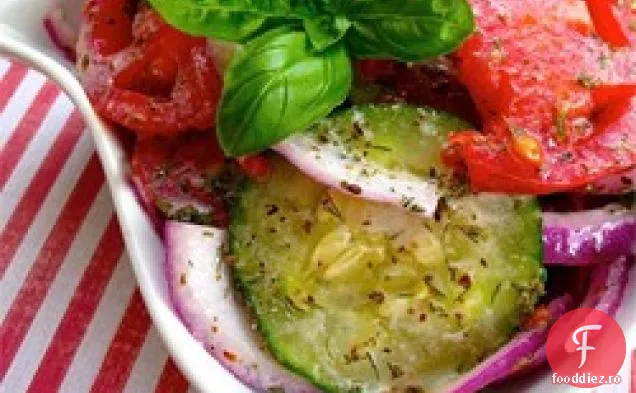 Salată de castraveți dulci și picante