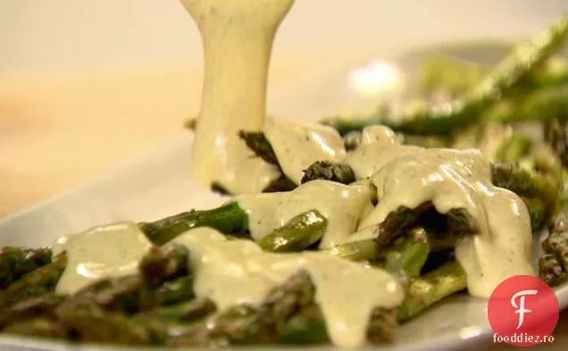 Sparanghel prăjit cu Hollandaise