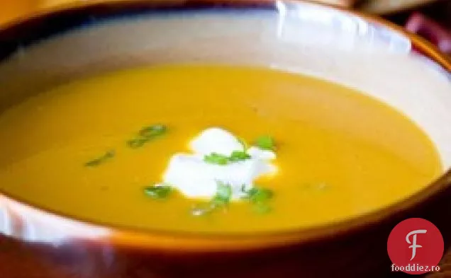 Supă de recoltare de Butternut și mere