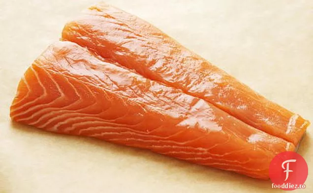 Somon rar gătit în stil scandinav, cu fasole Fava și mazăre