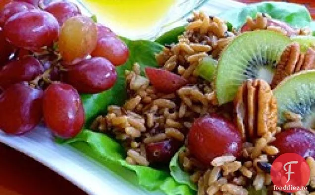 Salată de orez sălbatic cu nuci cu kiwi și struguri roșii