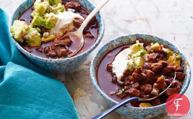 Chili de vită și fasole neagră cu cremă de chimen prăjită și gust de Avocado