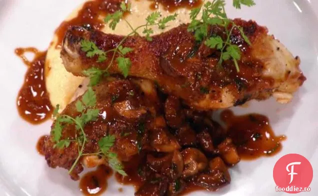 Chasseur de pui (pui în stil vânător) cu mămăligă cremoasă cu Gruyere și parmezan