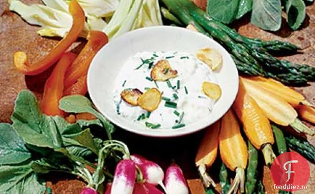 Baie De Usturoi Prăjită Cu Platou De Legume