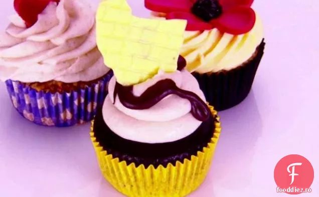 Cupcakes cu banane cu ciocolată înmuiată cu unt de banane