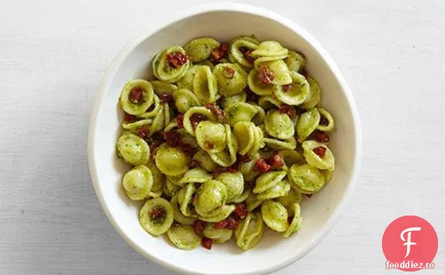 Pesto Romaine cu semințe de susan, Asiago și roșii uscate la soare