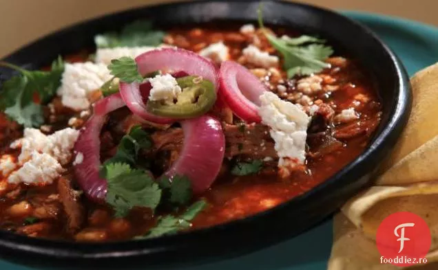 Posole de porc roșu cu ceapă murată și Queso Fresco