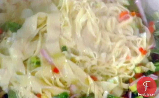 Tagliolini al Crudaiolo: paste proaspete cu legume crude