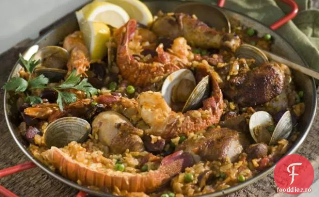 Paella cu fructe de mare, pui și Chorizo