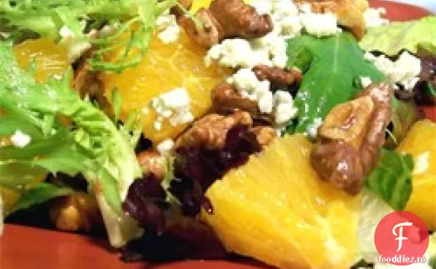Salată de portocale, nuci, Gorgonzola și verdeață mixtă cu vinetă proaspătă de citrice