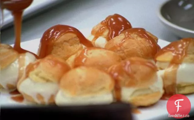 Profiteroli cu înghețată și sos de Caramel