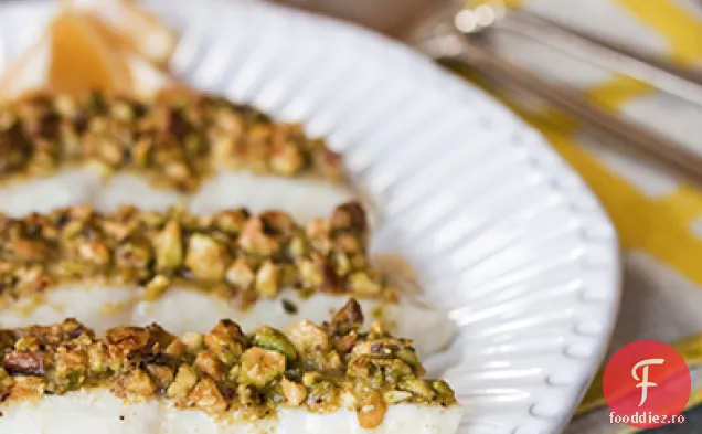 Cină delicioasă: Halibut fiert cu fistic și lămâi conservate