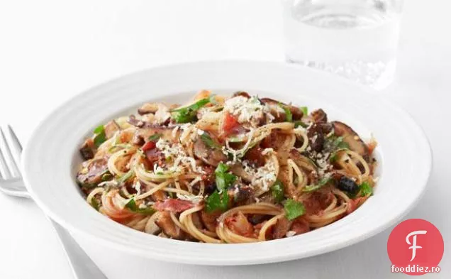 Spaghettini cu slănină, ciuperci și ierburi