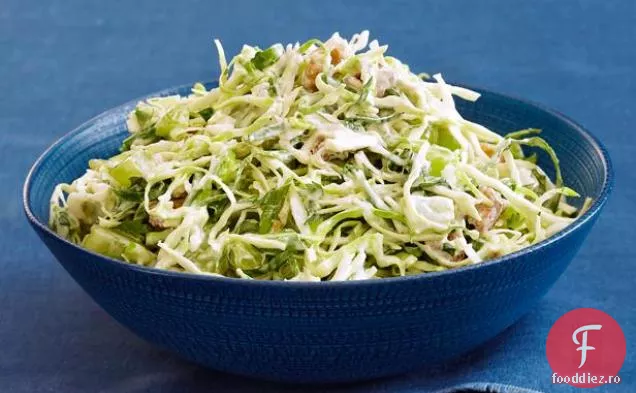 Salată de varză cremoasă cu struguri și nuci