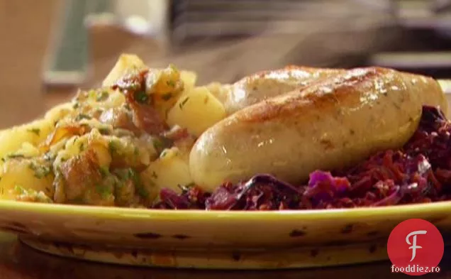 Bockwurst fiert și Kraut cald de cidru de legume cu cartofi în stil German