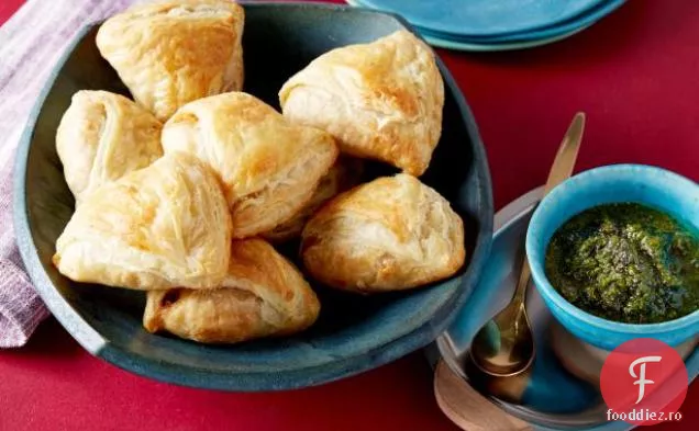 Samosas coapte cu chutney de menta