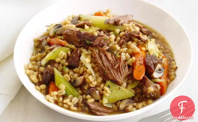 Carne de vită și orz cu aragaz lent