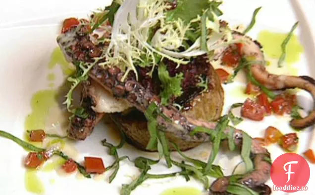 Salată caldă de caracatiță și ceapă dulce cu busuioc proaspăt și vinetă de lămâie