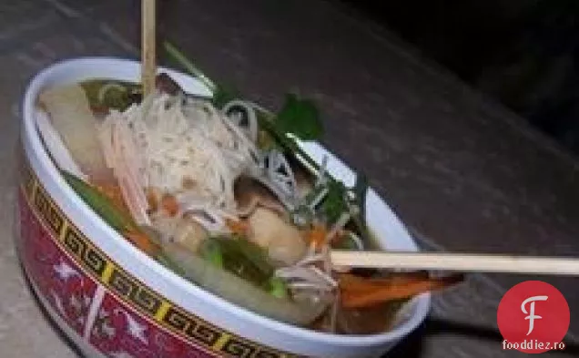 Supă picantă Asiatică de vită și mazăre de zăpadă