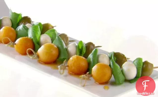 Mini frigarui de pepene galben și măsline cu miere de piper negru