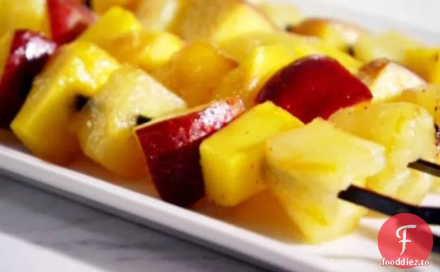 Frigarui de fructe la gratar cu sos dulce de iaurt