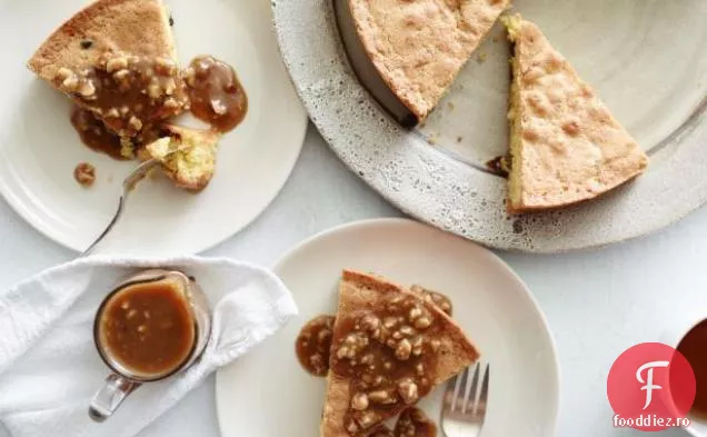 Tort de afine și făină de porumb cu sos de topping Caramel-nuc