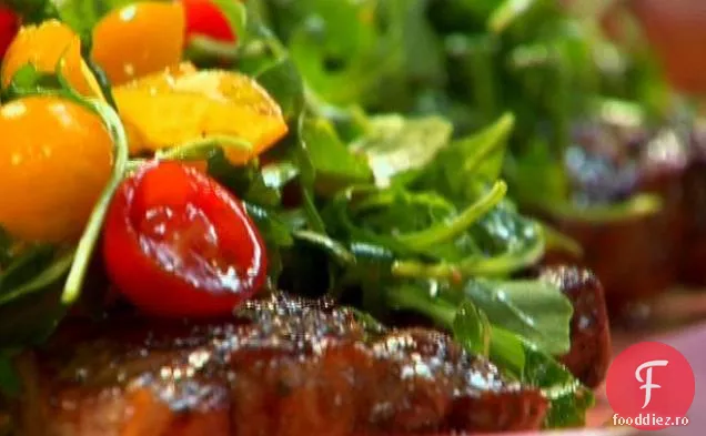 Fripturi de rozmarin-usturoi cu rucola, roșii și Parmigiano-Reggiano