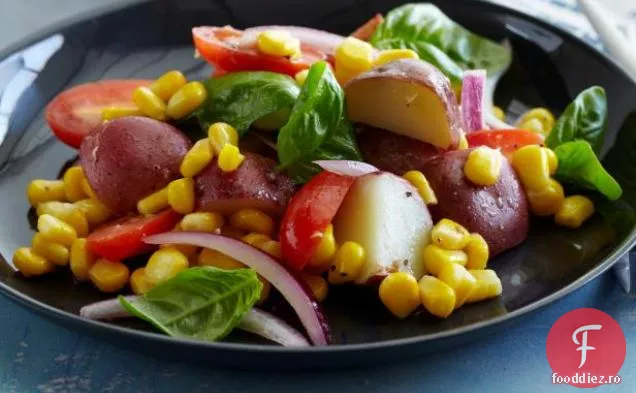 Salată de cartofi, roșii, porumb și busuioc