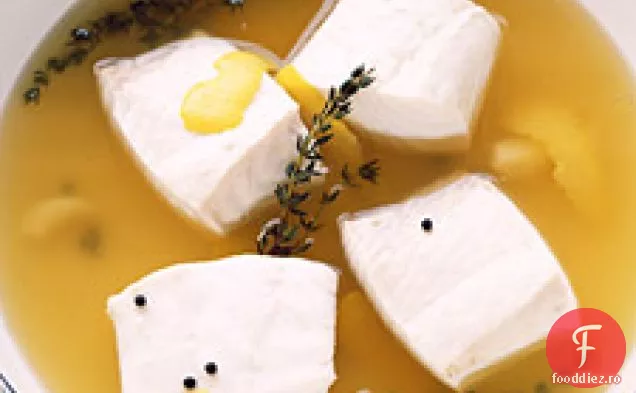 Halibut fiert în bulion de lămâie-cimbru