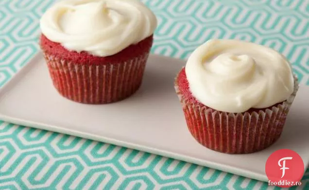 Cupcakes din catifea roșie cu glazură de brânză cremă