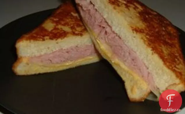 Sandwich-ul glorificat cu brânză la grătar al mătușii Bev