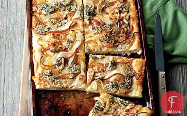 Focaccia cu ceapă caramelizată, pere și brânză albastră