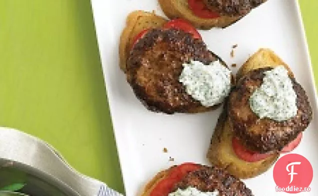 Burgeri cu față deschisă cu sos de hrean și fasole verde