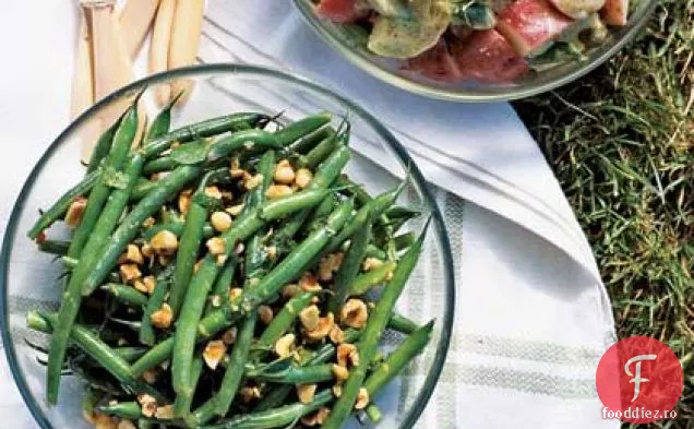 Salată de fasole verde, alune și mentă cu sos de lămâie