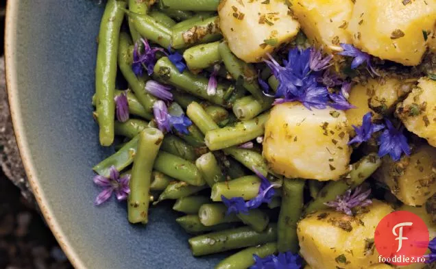 Salată de cartofi cu fasole verde și Salsa Verde