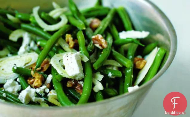 Salată de fasole verde cu nuci, fenicul și brânză de capră