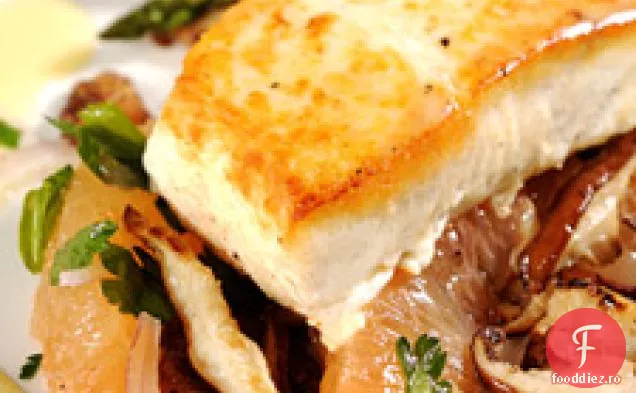 Halibut Cu Grapefruit, Pătrunjel, Ceapă Roșie Și Shiitake Mushr
