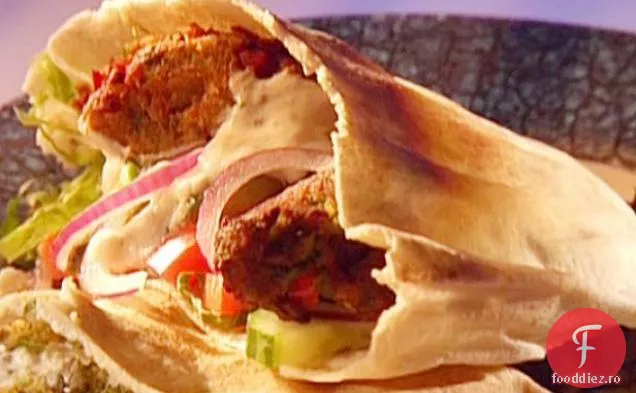 Falafel în Pita cu sos de iaurt